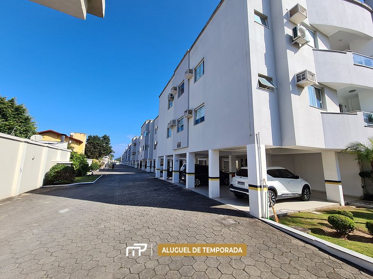 105 - Apto com 02 quartos na Praia de Bombas