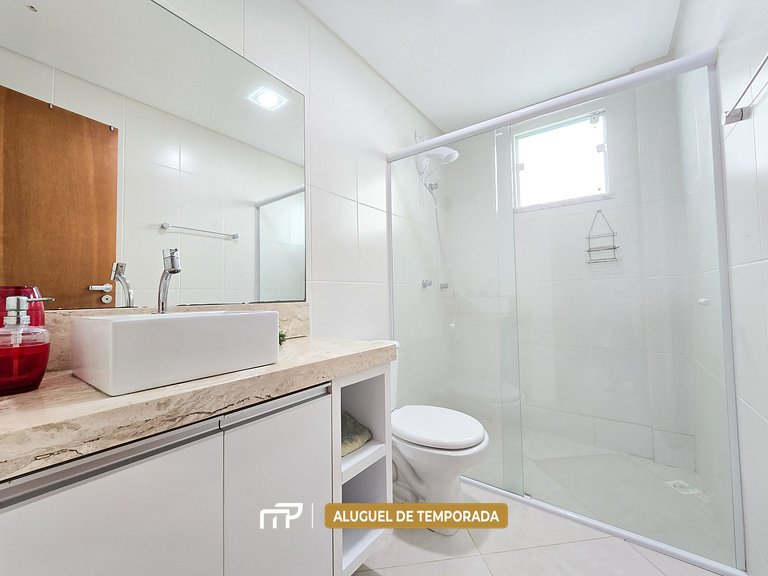 102 - Apto com 02 quartos a poucos metros do mar!