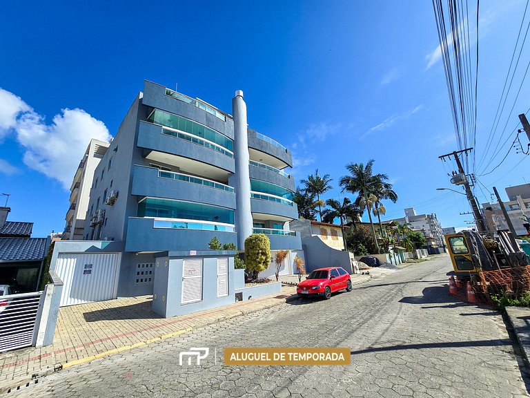 102 - Apto com 02 quartos a poucos metros do mar!