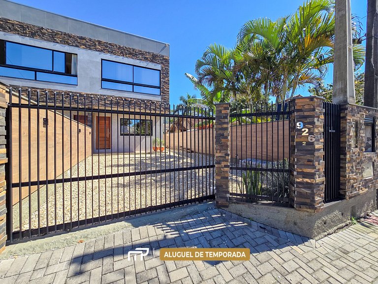 106 - Casa com 3 quartos na Praia de Mariscal