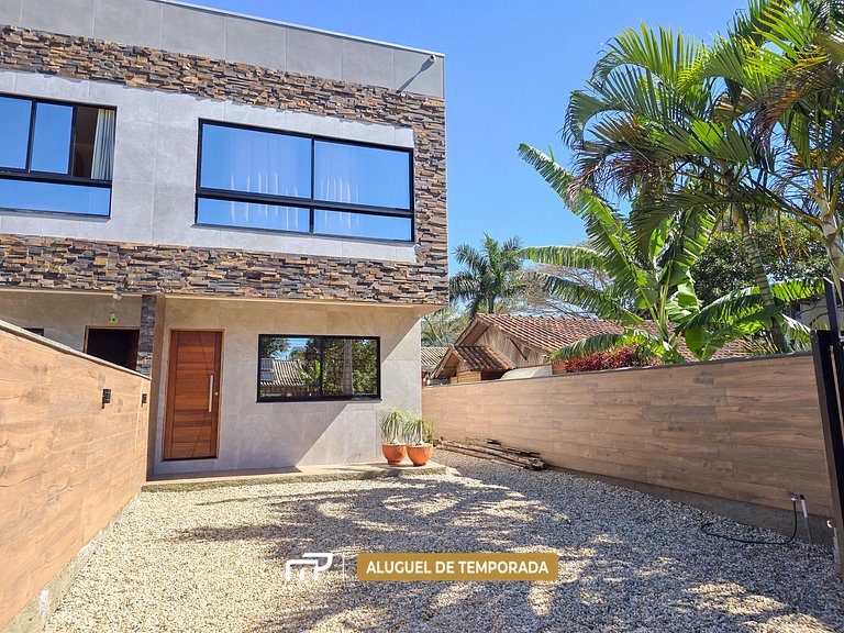 106 - Casa com 3 quartos na Praia de Mariscal