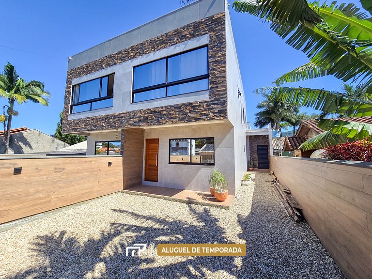 106 - Casa com 3 quartos na Praia de Mariscal