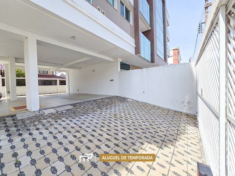101 - Apto com 02 quartos na Praia de Bombas