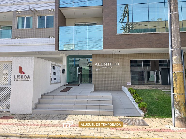 101 - Apto com 02 quartos na Praia de Bombas