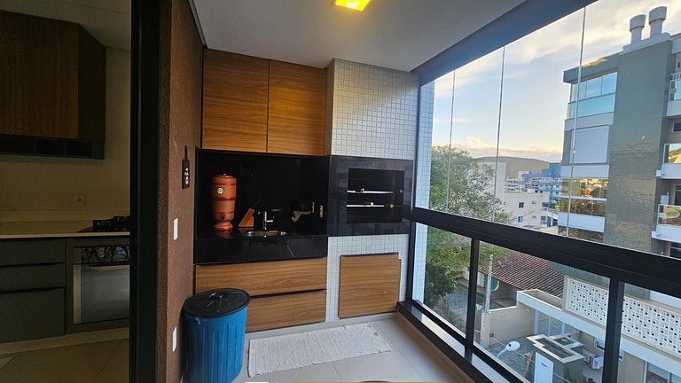 114 - Apartamento com 2 suítes, próximo à praia