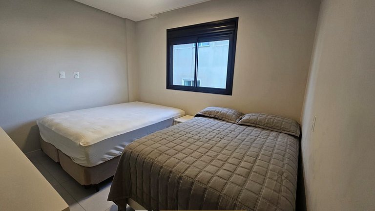 114 - Apartamento com 2 suítes, próximo à praia