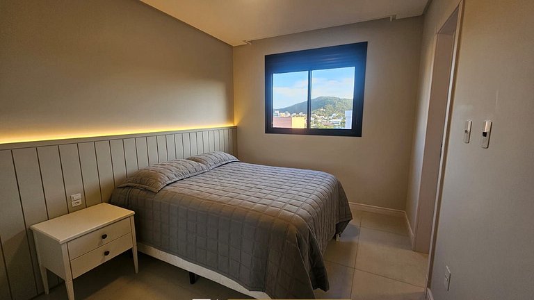 114 - Apartamento com 2 suítes, próximo à praia