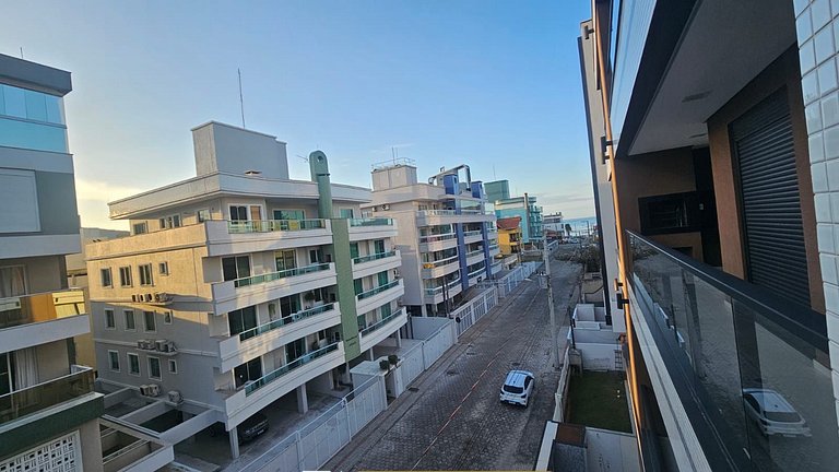 114 - Apartamento com 2 suítes, próximo à praia