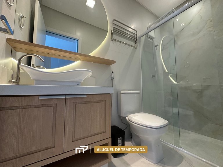 117B - Flat com vista morro, 70m da praia