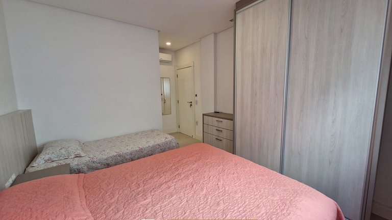 116 - Apto pé na areia com 03 suítes