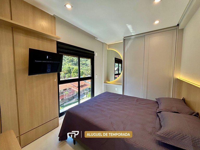 117B - Flat com vista morro, 70m da praia