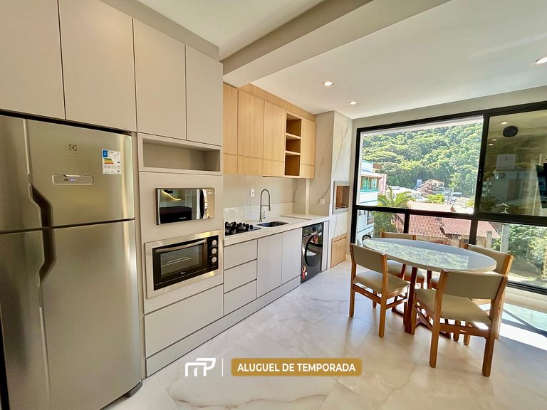 117B - Flat com vista morro, 70m da praia