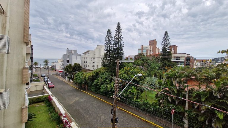 129 - Apto com 3 quartos a 250m da Praia de Bombas