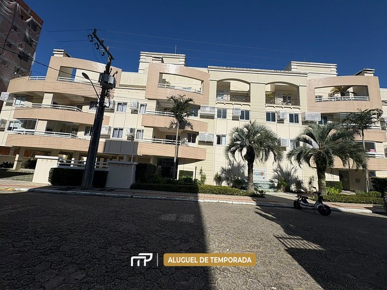 129 - Edifício à poucos passos da praia de Bombas